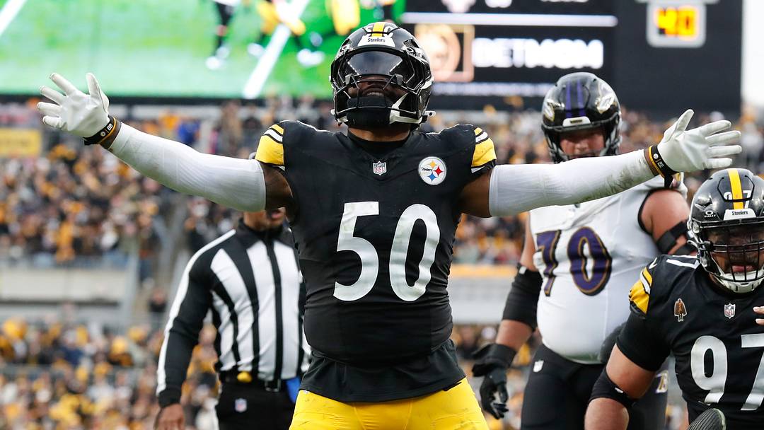 Nov 17, 2024; Pittsburgh, Pennsylvania, USA;  Pittsburgh Steelers linebacker Elandon Roberts (50) reacts after stopping the Baltimore Ravens on a two point conversion attempt during the fourth quarter at Acrisure Stadium. Mandatory Credit: Charles LeClaire-Imagn Images