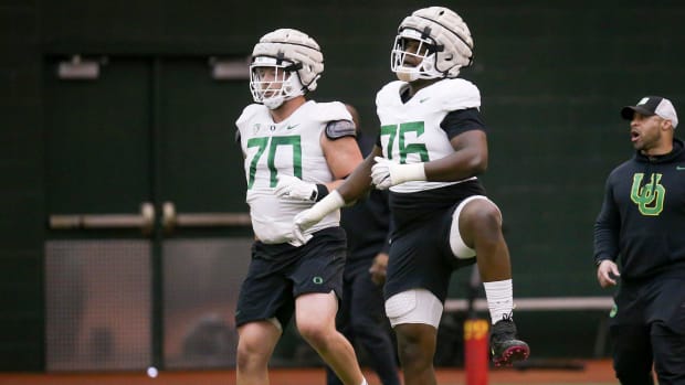 Oregon offensive linemen Charlie Pickard, left, and Josh Conerly Jr. work out during practice with the Ducks April 2