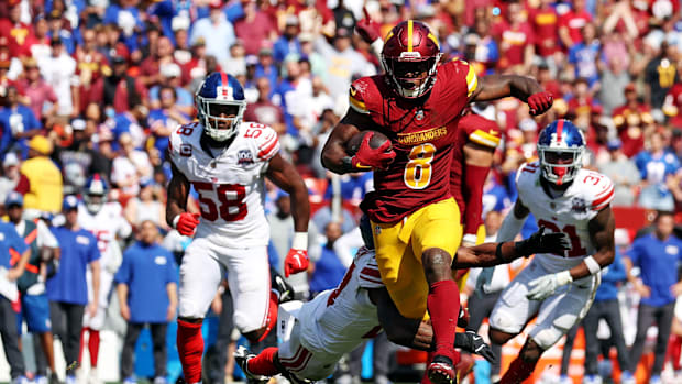  Washington Commanders running back Brian Robinson Jr. (8) runs the ball during the third quarter against the New York Giants