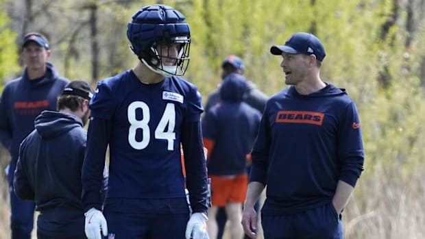 Chicago Bears head coach Ben Johnson talks with tight end (84) Colston Loveland Chicago Bears head coach Ben Johnson talks with tight end (84) Colston Loveland