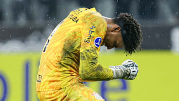 Hugo Souza foi um dos destaques na vitória do Corinthians