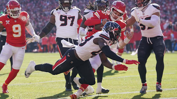 Kansas City Chiefs quarterback Patrick Mahomes (15) runs for a touchdown as Houston Texans linebacker Christian Harris (48) d