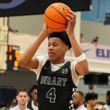 Team Durant’s Babatunde Oladotun (4) looks to pass the ball during a game at Nike EYBL at the Memphis Sports & Events Center on Saturday, May 17, 2025.