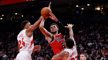 Zach LaVine planea seguir jugando a pesar de su lesión