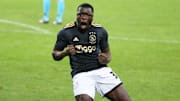 El jugador Brian Brobbey celebra un gol.