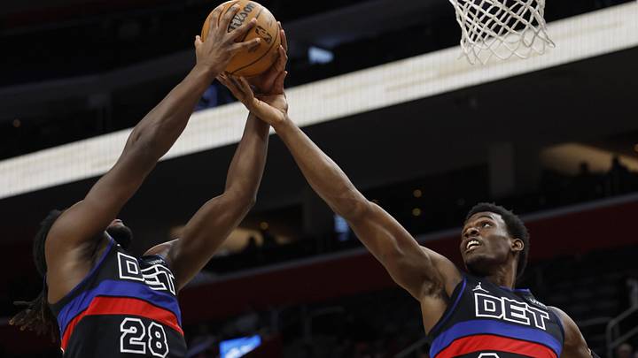 sur Le Roster. | Que doivent faire les Detroit Pistons à la trade deadline ? Jan 17, 2024; Detroit, Michigan, USA; Detroit Pistons center Isaiah Stewart (28) and center Jalen Duren (0) go for the rebound in the first half at Little Caesars Arena. Mandatory Credit: Rick Osentoski-Imagn Images