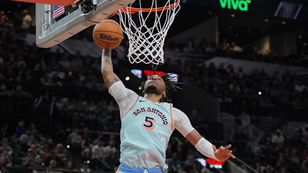 Spurs guard Stephon Castl