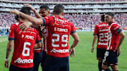 Jugadores de Chivas celebran un gol.