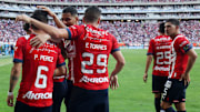 Jugadores de Chivas celebran un gol.