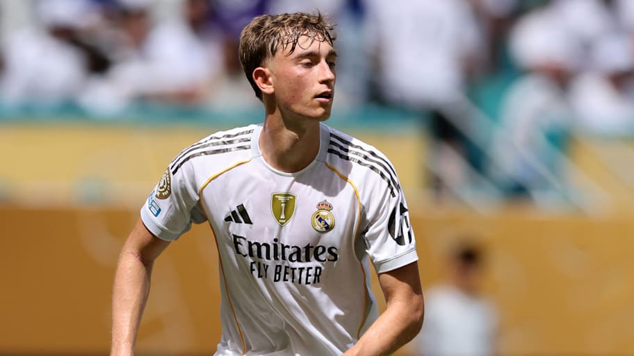 Dean Huijsen steps out in Real Madrid kit for the first time. | IMAGO/Sportimage