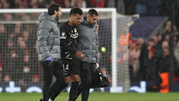 Désiré Doué comme Hugo Ekitike et Nuno Mendes, quitte la pelouse après un choc avec Dominik Szoboszlai.