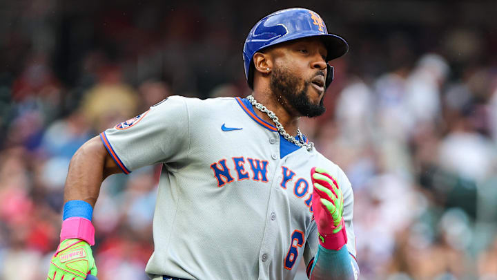 Aug 22, 2025; Cumberland, Georgia, USA; New York Mets outfielder Starling Marte (6) runs to first base after a hit against the Atlanta Braves during he first inning at Truist Park. Mandatory Credit: Jordan Godfree-Imagn Images