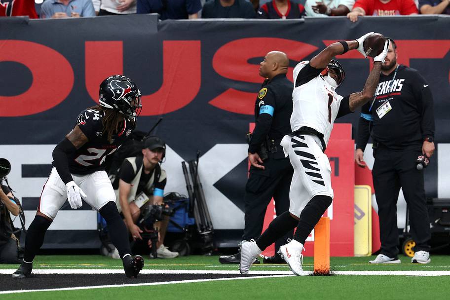 Ja'Marr Chase catches a touchdown