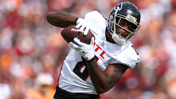 Atlanta Falcons tight end Kyle Pitts (8) catches a pass for a touchdown against the Tampa Bay Buccaneers in the first quarter at Raymond James Stadium.