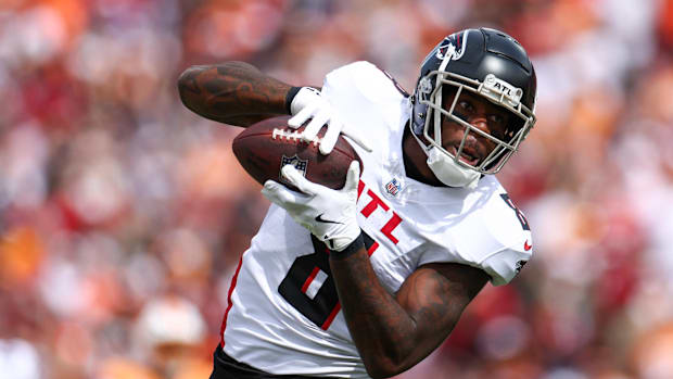 Atlanta Falcons tight end Kyle Pitts (8) catches a pass for a touchdown against the Tampa Bay Buccaneers in the first quarter