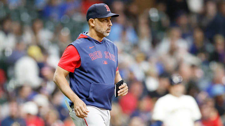 Alex Cora podría ser despedido por los Medias Rojas 