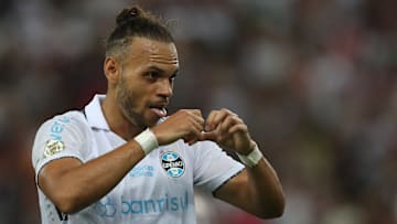 Martin Braithwaite assinou novo contrato com o Grêmio