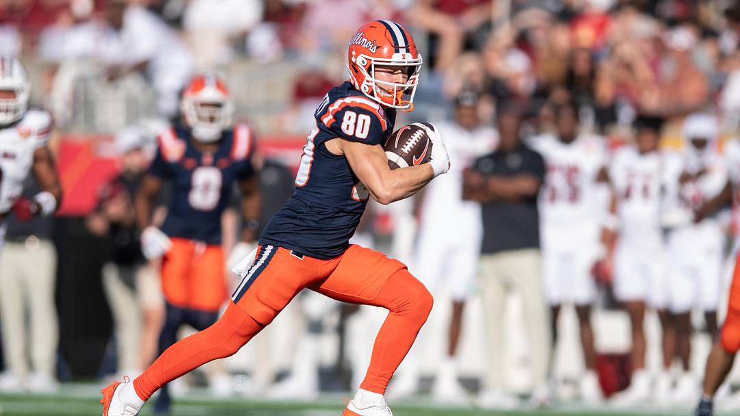 Dec 31, 2024; Orlando, FL, USA; Illinois Fighting Illini wide receiver Hank Beatty (80) runs the ball after the catch against the South Carolina Gamecocks in the first quarter at Camping World Stadium. Mandatory Credit: Jeremy Reper-Imagn Images