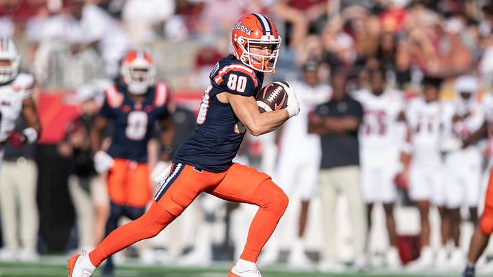 Dec 31, 2024; Orlando, FL, USA; Illinois Fighting Illini wide receiver Hank Beatty (80) runs the ball after the catch against the South Carolina Gamecocks in the first quarter at Camping World Stadium. Mandatory Credit: Jeremy Reper-Imagn Images