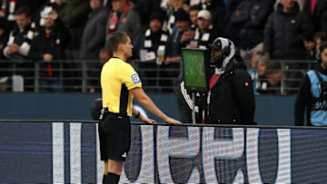 Daniel Siebert überprüft die Doan-Szene