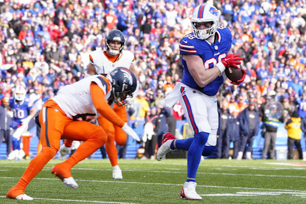 Buffalo Bills tight end Dalton Kincaid makes a catch against the Denver Broncos.