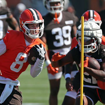 Cleveland Browns quarterback Kenny Pickett (8) runs drills during NFL training camp practice at the Cleveland Browns training facility, Wednesday, July 23, 2025, in Berea, Ohio.