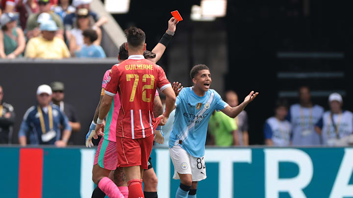 Rico Lewis foi expulso na estreia do Manchester City Rico Lewis foi expulso na estreia do Manchester City