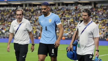 Ronald Araújo saliendo del campo de juego en el partido Uruguay-Brasil debido a su lesión