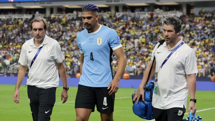 Ronald Araújo saliendo del campo de juego en el partido Uruguay-Brasil debido a su lesión