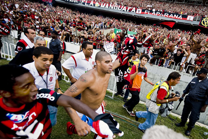 Flamengo's player Adriano (C) runs to ce