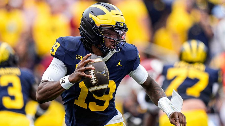 Michigan quarterback Bryce Underwood runs against Oklahoma.