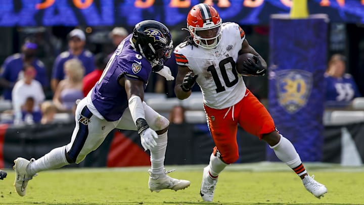 Cleveland Browns running back Quinshon Judkins (10) runs the ball against Baltimore Ravens linebacker Roquan Smith (0) during the fourth quarter at M&T Bank Stadium.
