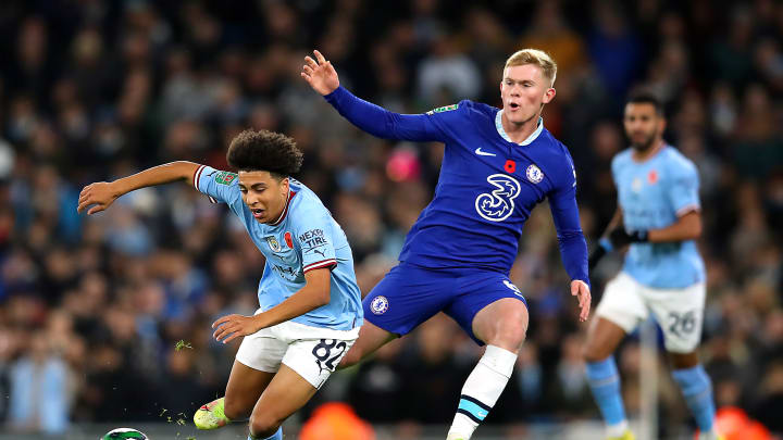Lewis Hall (kanan) mendapat waktu bermain di Chelsea