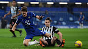 Chelsea e Newcastle United duelam neste sábado pela Premier League.