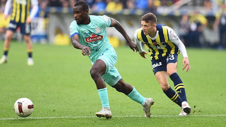 Sebastian Szymanski rakibini takip ediyor.