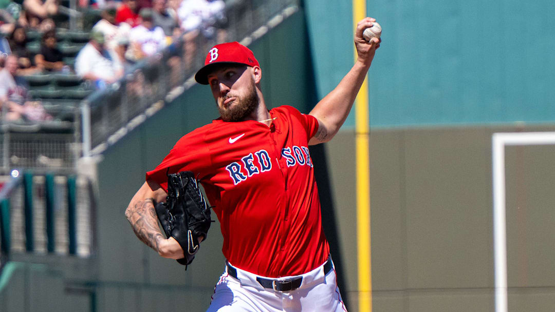 Boston Red Sox pitcher Garrett Crochet (35) pitching 