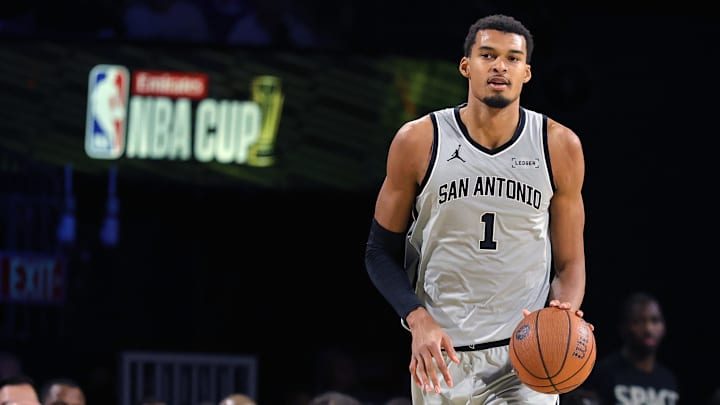 El último gran cruce entre Spurs y Knicks fue una final de la NBA que marcó a ambas franquicias. Hoy, en Las Vegas, se enfrentan nuevamente por un trofeo, en un torneo que no cuenta para el récord, pero que vuelve a ponerlos frente a frente. El último gran cruce entre Spurs y Knicks fue una final de la NBA que marcó a ambas franquicias. Hoy, en Las Vegas, se enfrentan nuevamente por un trofeo, en un torneo que no cuenta para el récord, pero que vuelve a ponerlos frente a frente.