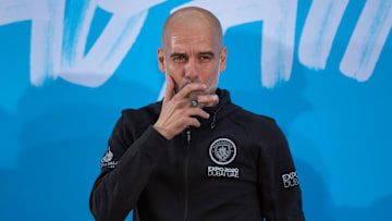 Pep Guardiola poursuivi par un supporter.