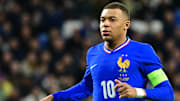 Kylian Mbappé avec le maillot de la France.