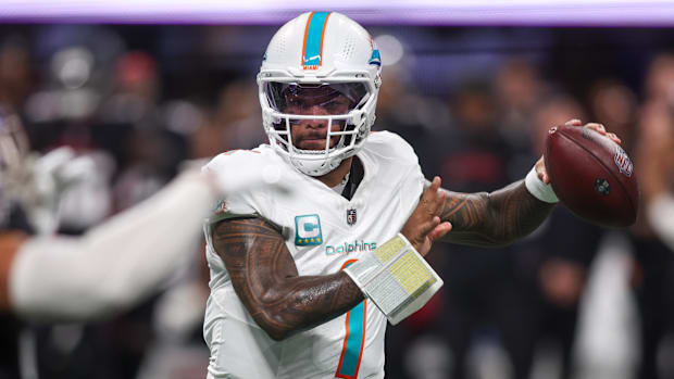 Tua Tagovailoa throws a pass