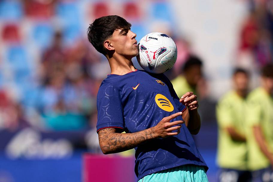 Marc Bernal of FC Barcelona juggles the ball during the warm up 