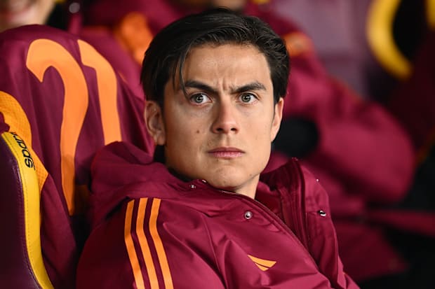 保罗·迪巴拉坐在替补席上。 保罗·迪巴拉坐在替补席上。