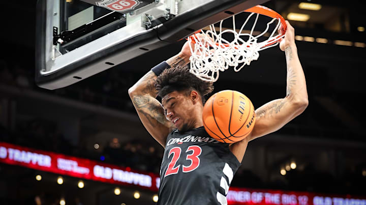 Cincinnati Bearcats forward Dillon Mitchell (23)