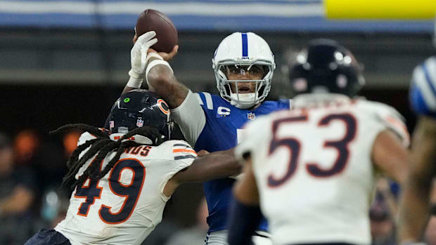 Chicago Bears linebacker Tremaine Edmunds moves in on Indianapolis Colts quarterback Anthony Richardson