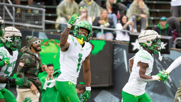 Traeshon Holden waves to the crowd as the team takes the field during the Oregon Ducks’ Spring Game 