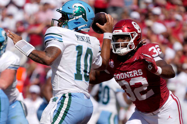 Oklahoma Sooners defensive lineman R Mason Thomas (32) pressures Tulane Green Wave quarterback Darian Mensah (10).