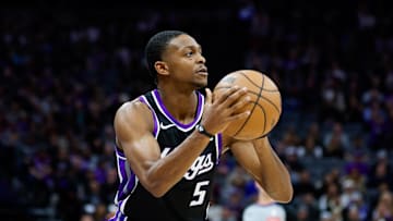 Jan 3, 2025; Sacramento, California, USA; Sacramento Kings guard De'Aaron Fox (5) shoots the ball against the Memphis Grizzlies during the first quarter at Golden 1 Center. Mandatory Credit: Sergio Estrada-Imagn Images