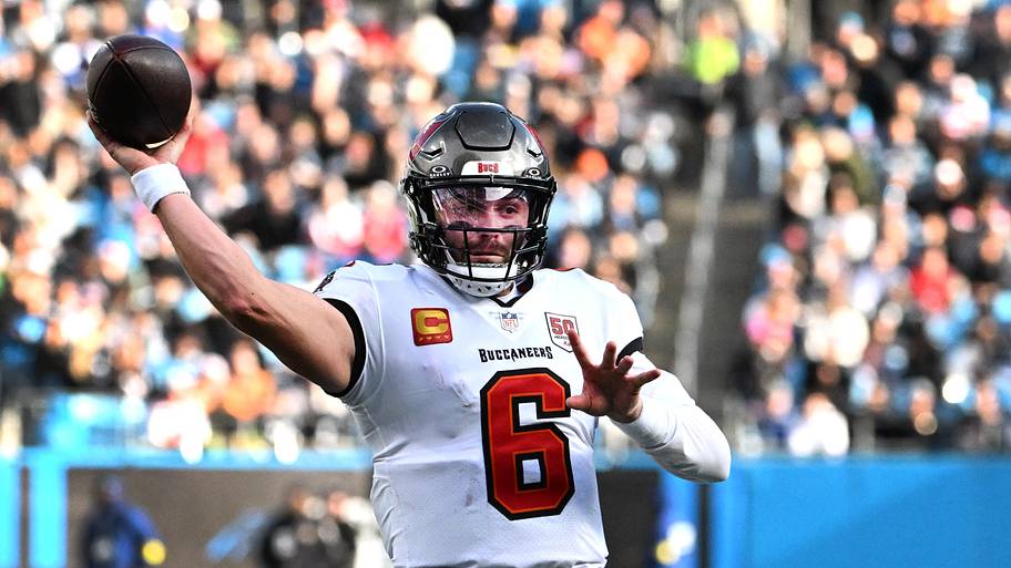 Baker Mayfield throws a pass.