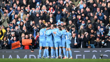 Manchester City huddle around their match-winner Kevin De Bruyne