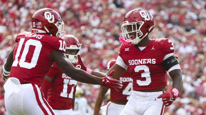 Kip Lewis (10) celebrates with Oklahoma Sooners defensive back Robert Spears-Jennings (3).